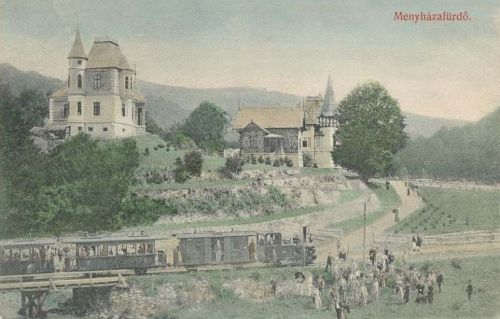 Menyháza fürdő:vonat érkezése,háttérben villák.1909