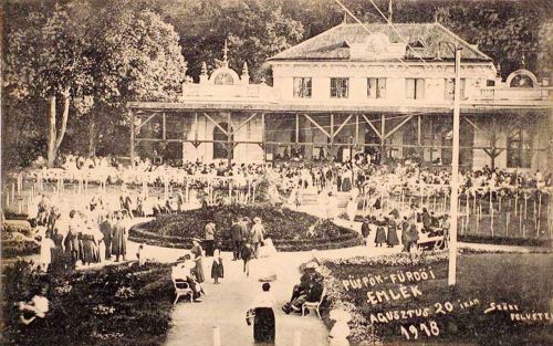 Püspökfürdő:augusztus 20-i ünnepség a Gyógyterem előtt.1918