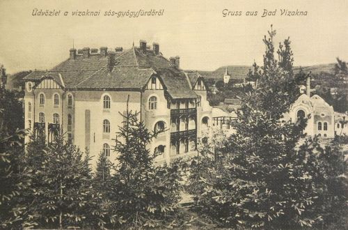 Vizakna:szálloda a meleg fürdővel,háttérben a templom.1912
